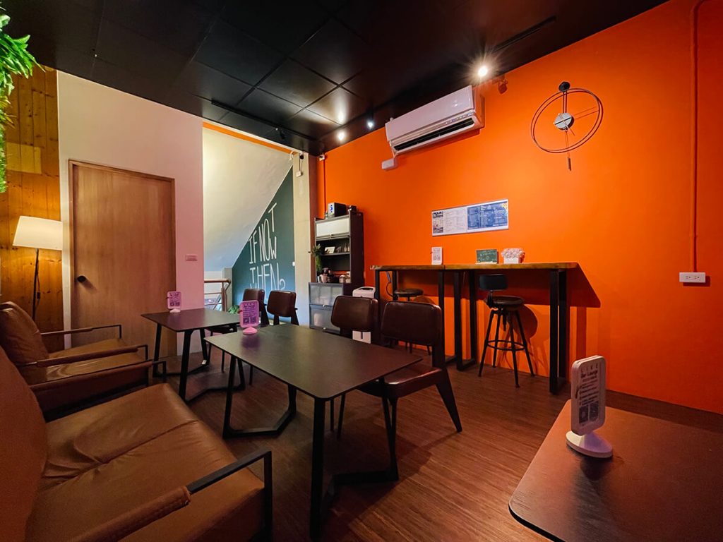 高雄 鹽埕 青年旅館 萊克青旅 一樓 bar lounge 實拍照片
